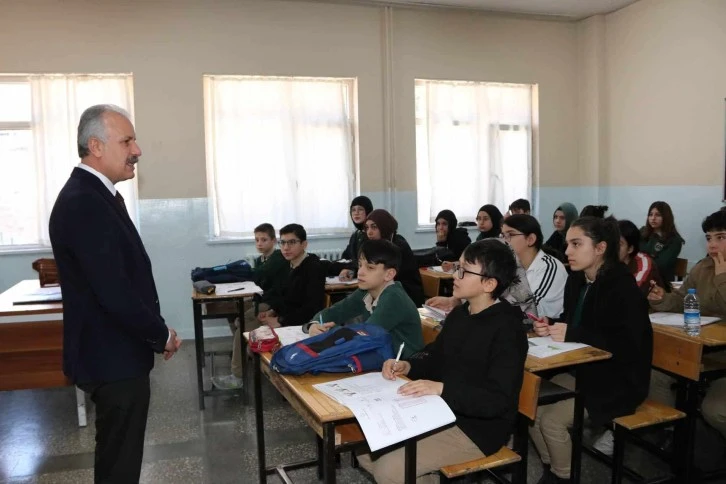 Sivas'ta Öğrenciler Sınavda Ter Döktü
