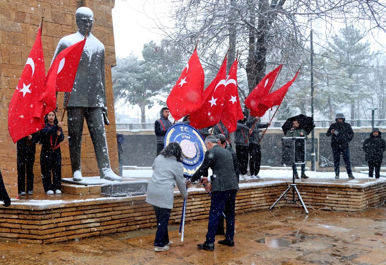 Sivas’ta Öğretmenlerden Kar Altında Çelenk