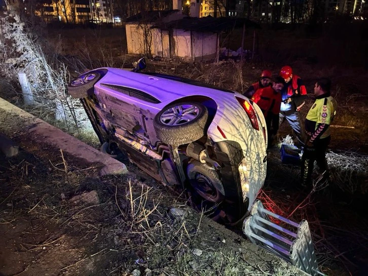 Sivas'ta Otomobil Devrildi: 3'ü Çocuk, 5 Yaralı