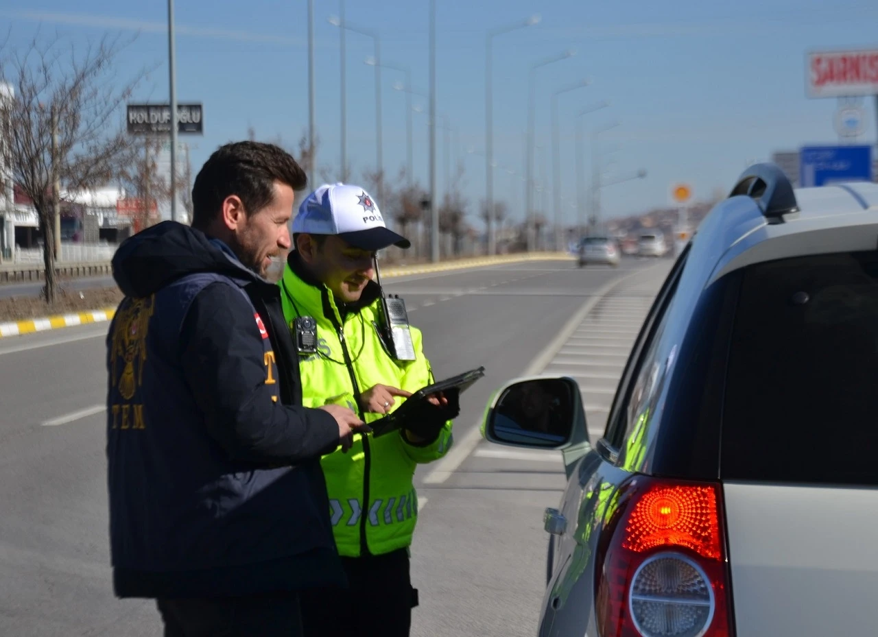 Sivas'ta Polis Ekipleri Kuş Uçurtmuyor