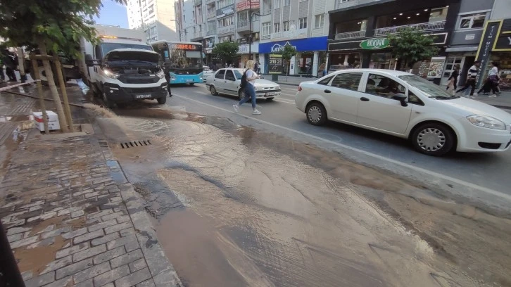Sivas'ta Su Borusu Patladı, Trafik Felç Oldu