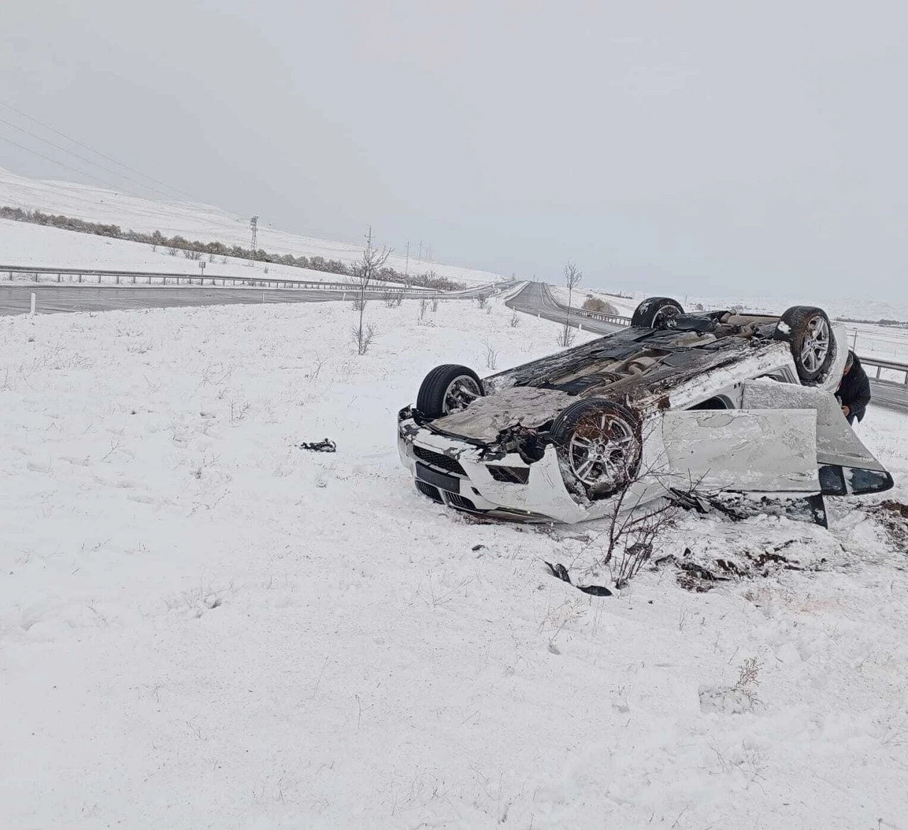 Sivas’ta Takla Atan Otomobilde 3 Kişi Yaralandı