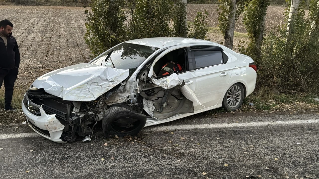 Sivas'ta Trafik Kazası: 1'i Çocuk 4 Yaralı