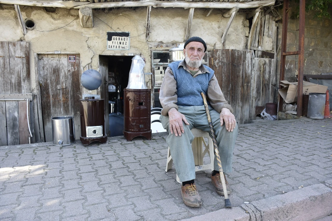 Sivaslı Yılmaz Dede 61 Yıllık Mesleğini 100 Yıllık Dükkanda Sürdürüyor