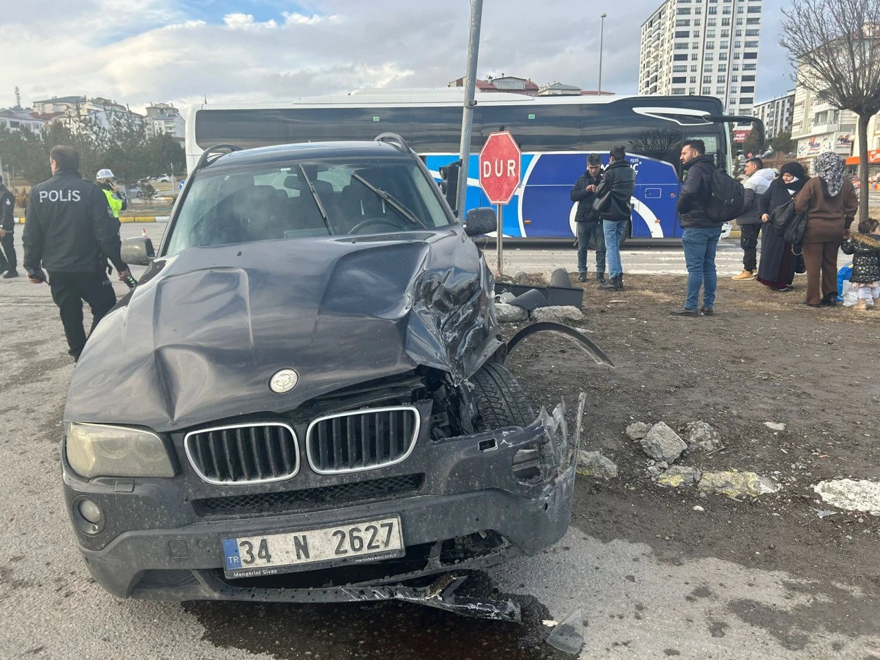 Sivas’ta Yolcu Otobüsü İle Cip Çarpıştı: 3 Yaralı