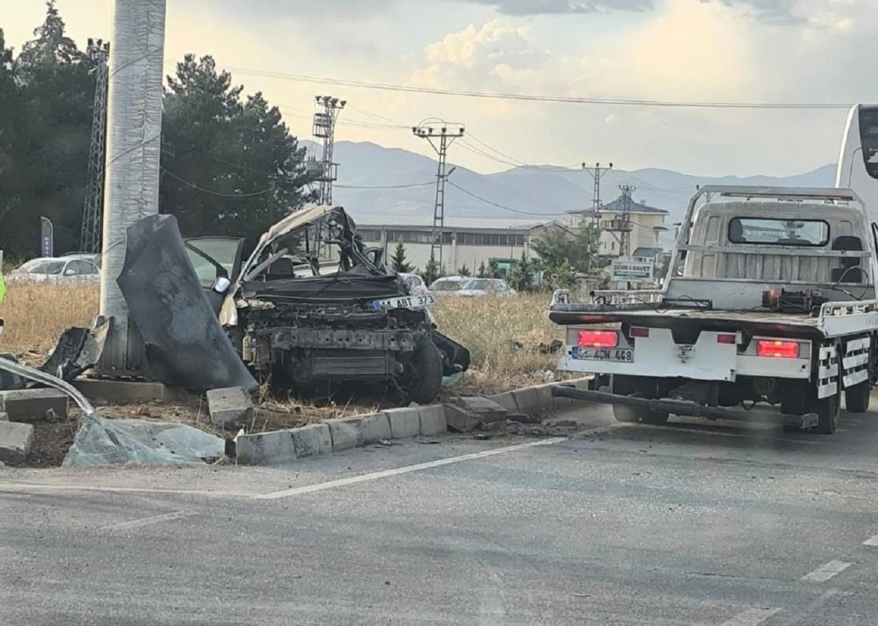 Sivas Yolunda Feci Kaza: 1 ölü, 1 yaralı