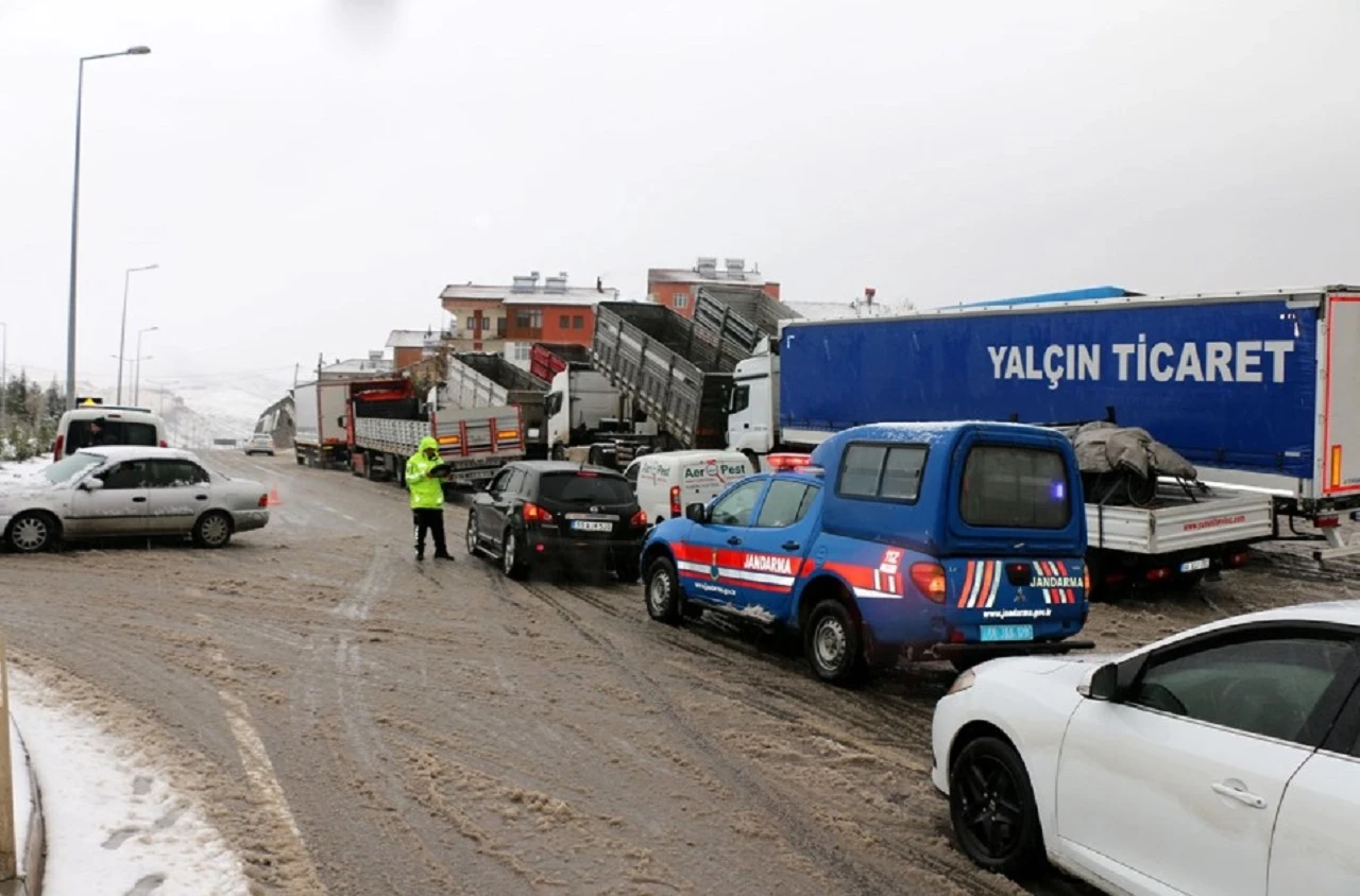 Sivas Yolunda Ulaşım Kontrollü Sağlanıyor