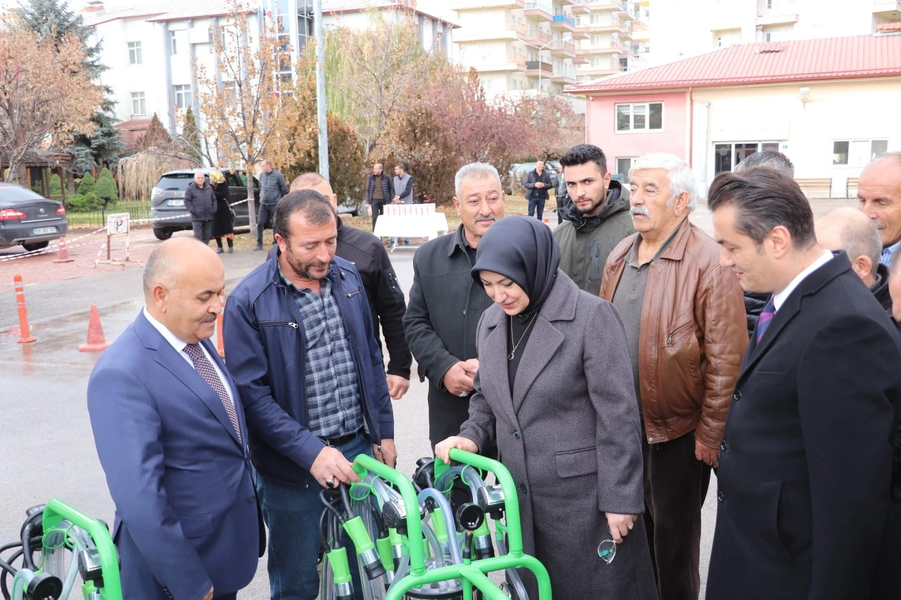 Sivaslı Çiftçilere Süt Makinesi Desteği