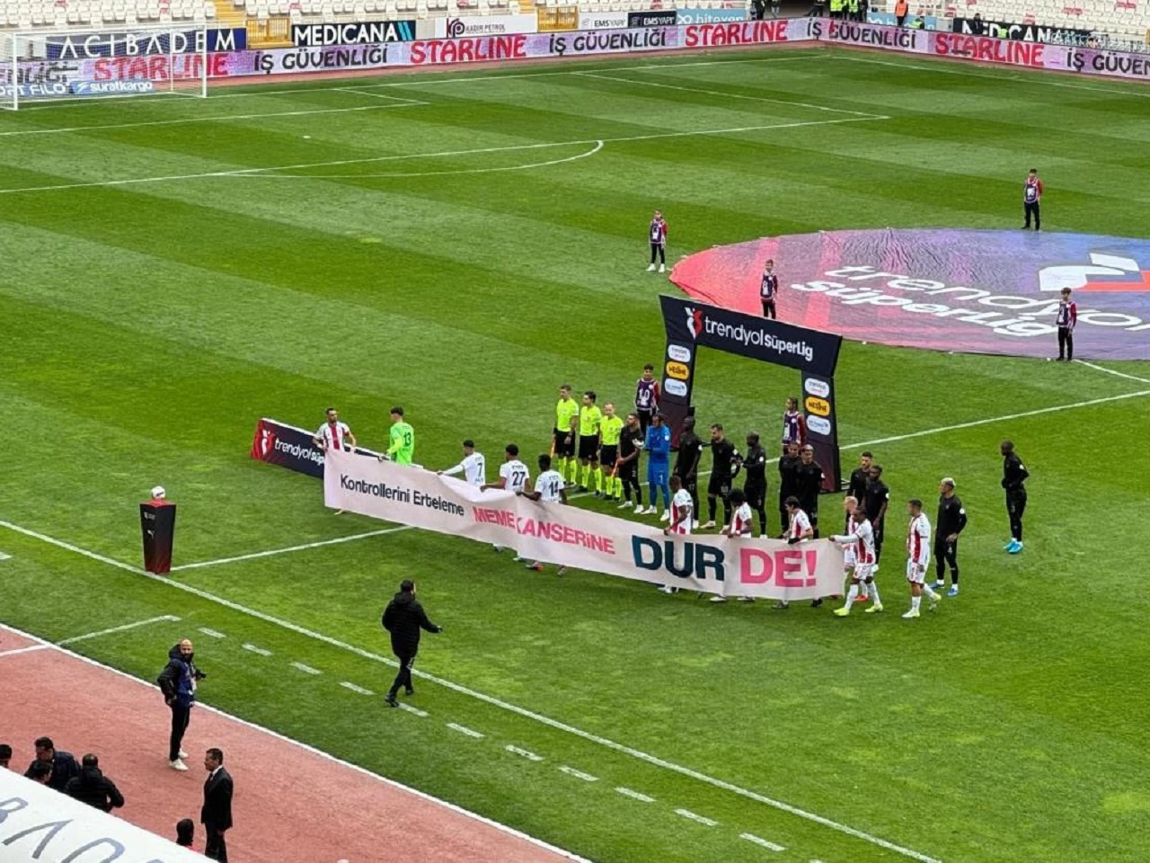 Sivasspor'dan Gururlandırıcı Mesaj: Sahaya Böyle Çıktılar