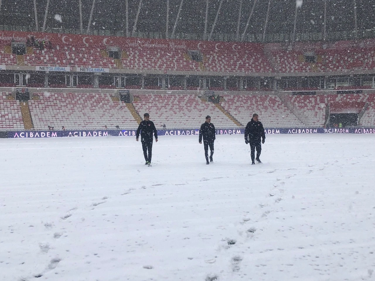 Sivasspor, Kasımpaşa Maçının Hakemi Sahayı İnceledi