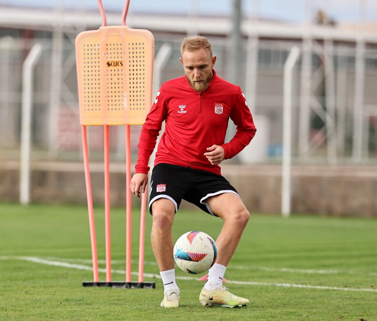 Sivasspor'un Orta Saha Oyuncusu Korkuttu! İşte Sağlık Durumu