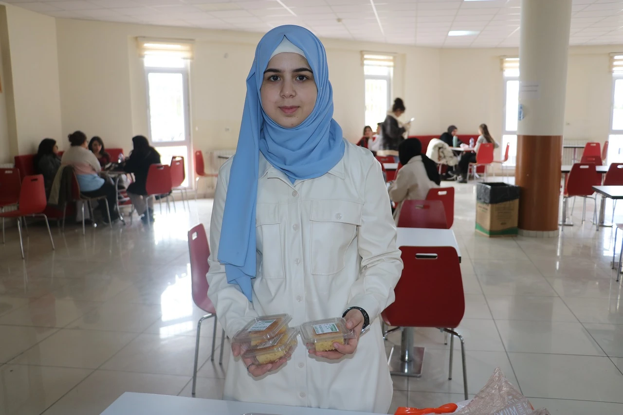 Suriyeli Öğrenci Baas Rejiminin Devrilmesini Tatlı Dağıtarak Kutladı     