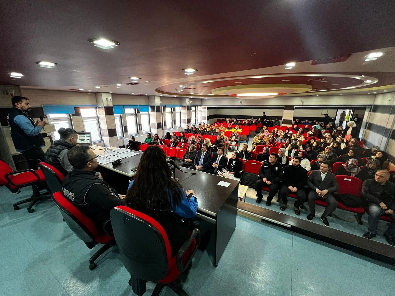 Suşehri'nde &quot;Bağımlılık ve Dolandırıcılık ile Mücadele&quot; konferansı 