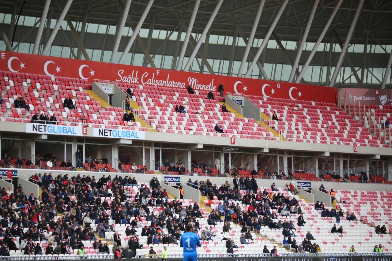 Taraftarlar Maça Gelmiyor