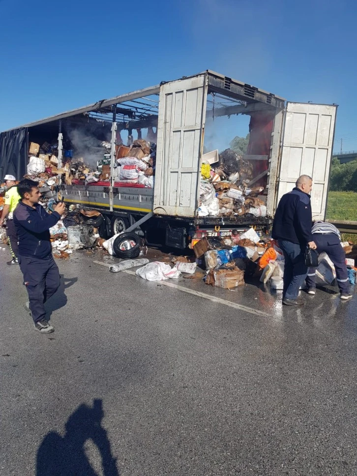 Tırının Dorsesinde Çıkan Yangına Ekipler Müdahale Etti 