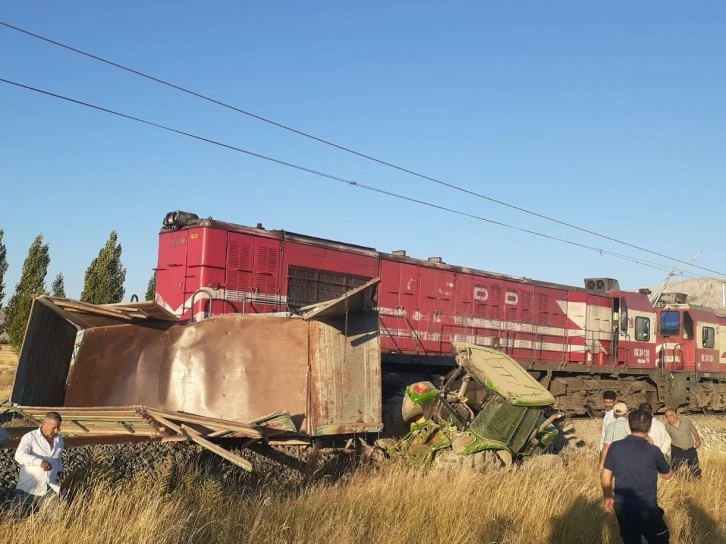 Tren Traktöre Çarptı: 1 Yaralı