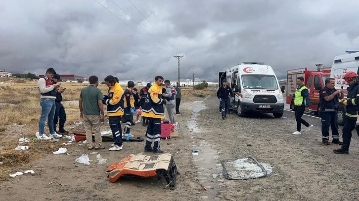 Turistleri taşıyan minibüs takla attı: 18 yaralı