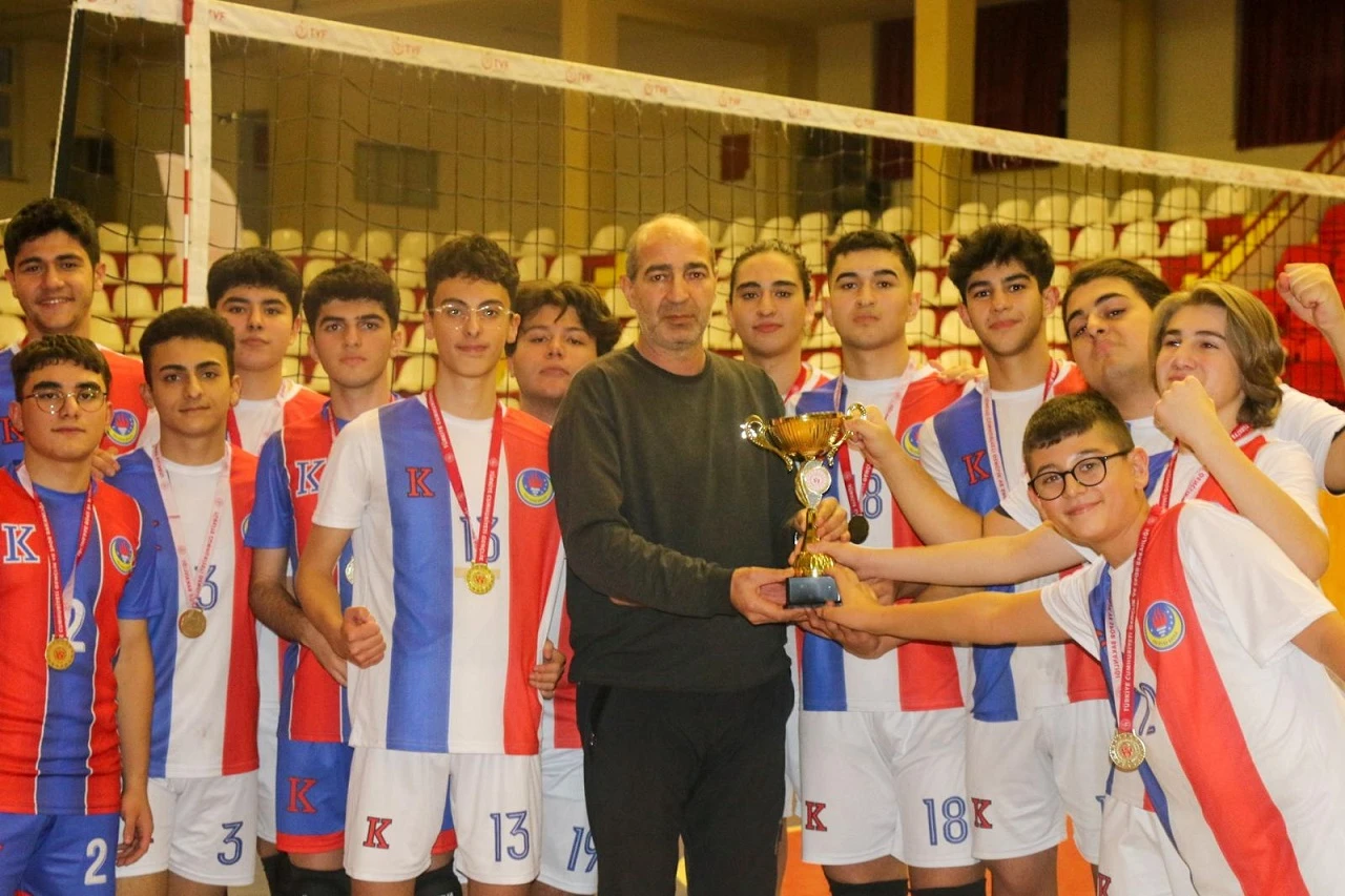 Voleybolda TED Sivas Koleji Şampiyon