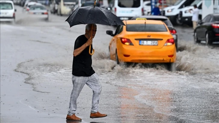 Yağışlar nedeniyle mahsur kalan 1065 kişi tahliye edildi