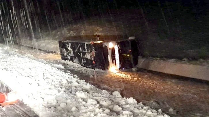 Yolcu Otobüsü Devrildi: 22 Yaralı