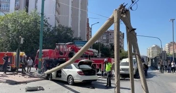 2 Otomobil Çarpıştı Tramvay Hattının Telleri Devrildi 