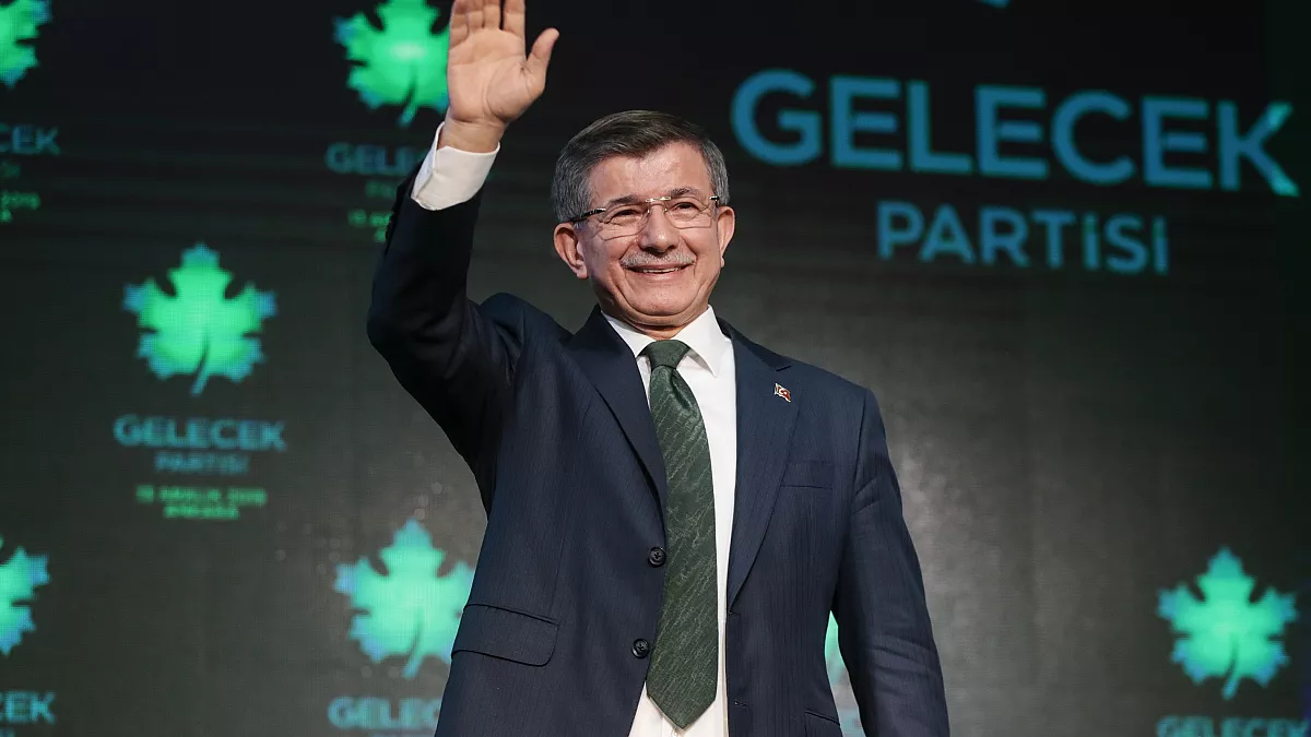 AKP’de Davutoğlu depremi. Resti çekti