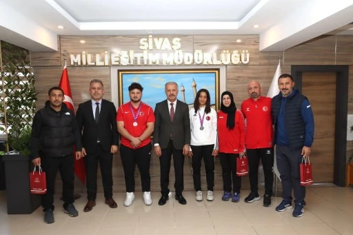 Başarılı Sporcuları Tebrik Etti