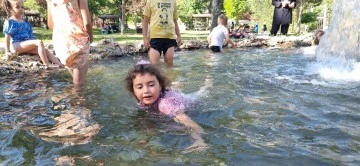 Çocuklar Süs Havuzunda Serinledi