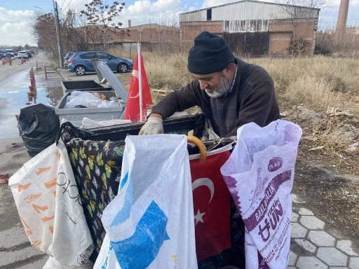 Çöpe atılan Türk bayraklarını toplayıp bisikletinde dalgalandırıyor