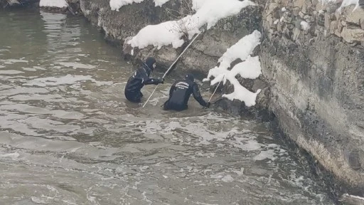 Dalgıçlar kayıp öğretmeni arıyor