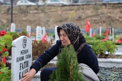 Depremin 2'nci yıl dönümünde mezarlıklarda yoğunluk