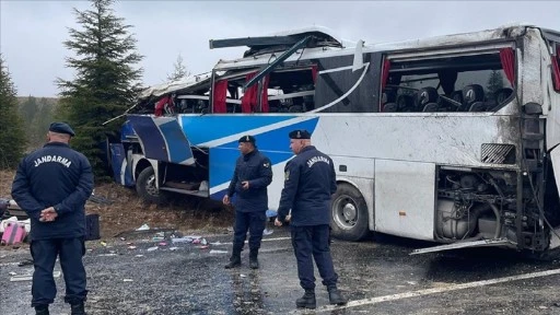 Yolcu otobüsü devrildi: 1 ölü, 41 yaralı