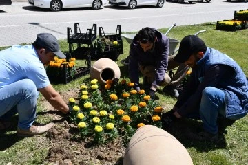 Gürün'de Park ve Bahçeler Çiçeklerde Donatılıyor
