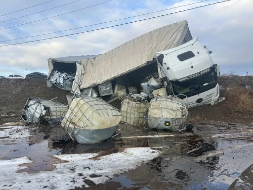 Yalıtım Malzemesi Yüklü TIR Devrildi