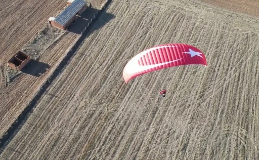 Yamaç Paraşütü Sporcuları Cumhuriyet'i Gökyüzünde Kutladı   