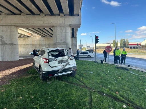 Sivas'ta Cip ile TIR Çarpıştı: 2 Yaralı