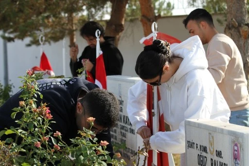  CHP Gençlik Kolları Şehitlikte Bakım ve Temizlik Yaptı 