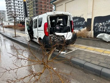 Hafif Ticari Araç Elektrik Direğine Çarptı: 4 Yaralı