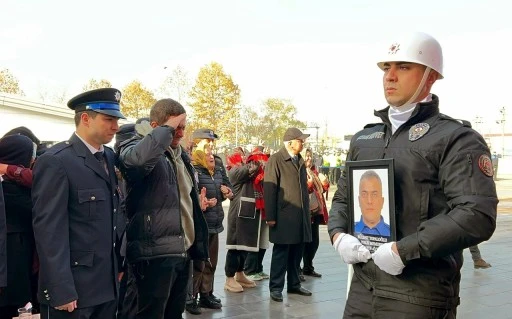 Hayatını kaybeden polis babaya, oğlundan 'selamlı' uğurlama