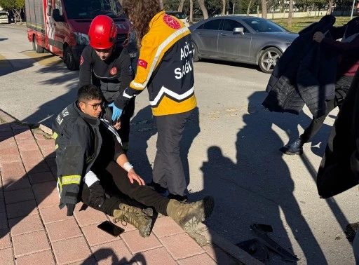 Kadın itfaiye kazazedeye montunu verdi