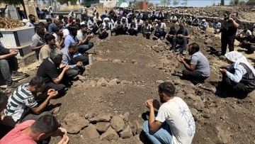 Kazada ölen 5 çocuk yan yana defnedildi