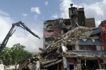 Malatya'da Ağır Hasarlı Binaların Yıkımı Devam Ediyor