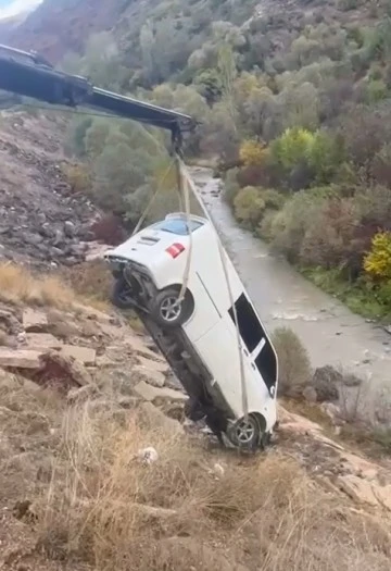 Sivas'ta Lastiği Patlayan Minibüs Dereye Uçtu,  Yaralılar Var