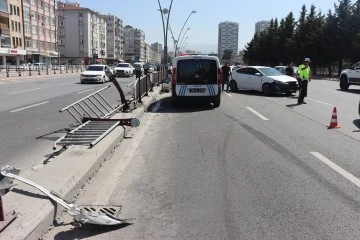 Otomobil Bariyerlere Çarptı Ortalık Savaş Alanına Döndü 