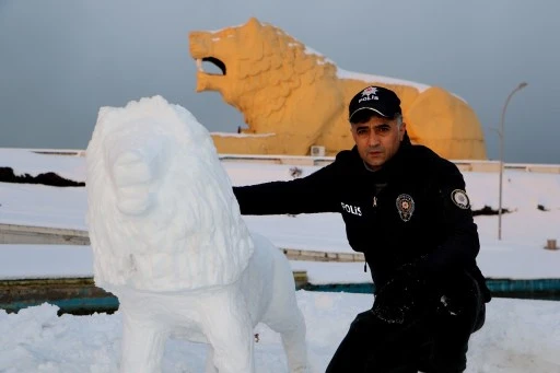 Polis memuru, ‘kar’ı sanata dönüştürüyor