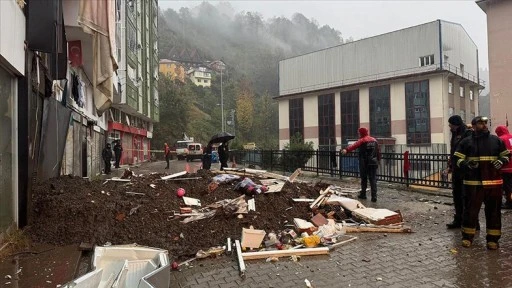 Rize'de toprak kaydı 1 kişi öldü, 4 kişi yaralandı