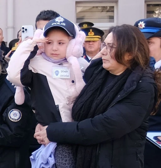 Şapkasını taktığı şehit babasını selam vererek uğurladı