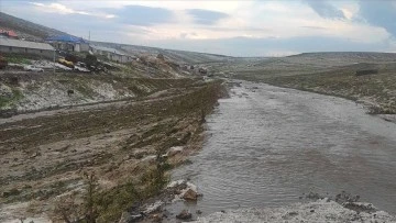 Sel Ev ve Ahırlara Zarar Verdi