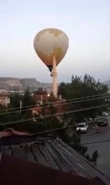 Sıcak Hava Balonu Minarenin Alemine Çarptı
