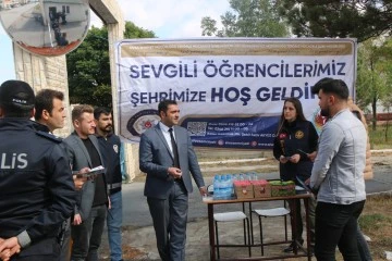 Sivas'a Yeni Gelen Üniversitelilere Kek Ve Meyve Suyu İkram Edildi
